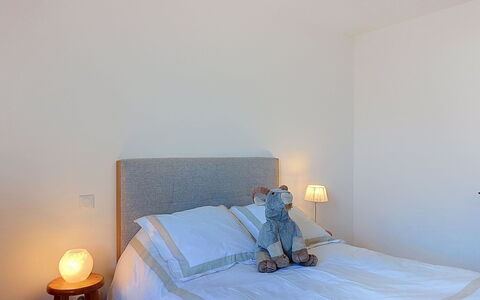 Alp'In: Bed, Furniture, Bedding, Bedroom, Bed Sheet, Interior Design, Wall, Linens, Floor, Wood