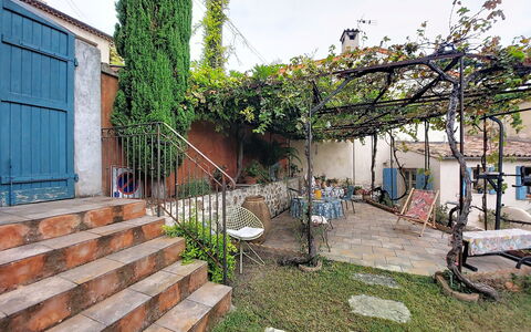 Maison de Village Manolsi: Iron, Flowerpot, Garden, Backyard, Shade, Houseplant, Yard, Courtyard, Balcony, Fence