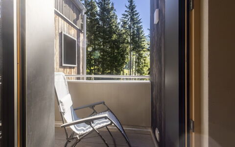 Crestun Design Duplex: Chair, Balcony, Hardwood, Daylighting, Aluminium, Handrail