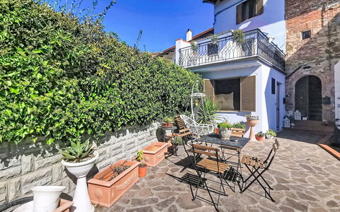 Le Fonti Terrazza: Wall, Flowerpot, Houseplant, Balcony, Shade, Courtyard, Flagstone, Hacienda, Backyard
