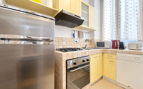 Appartamento Chiavari, Roma: Kitchen Appliance, Kitchen, Major Appliance, Countertop, Flooring, Kitchen Stove, Home Appliance, Wood, Floor, Cabinetry