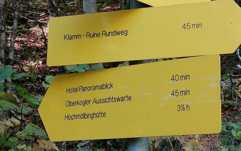 Schneehitzalmhütte: Furniture, Interior Design, Flooring, Ceiling, Floor, Chair, Room, Lighting, Table, Kitchen & Dining Room Table