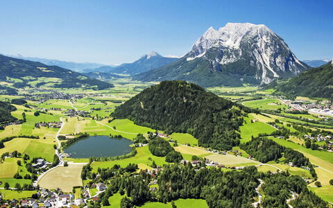 Schneehitzalmhütte: Furniture, Interior Design, Flooring, Ceiling, Floor, Chair, Room, Lighting, Table, Kitchen & Dining Room Table