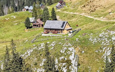 Schneehitzalmhütte: Furniture, Interior Design, Flooring, Ceiling, Floor, Chair, Room, Lighting, Table, Kitchen & Dining Room Table