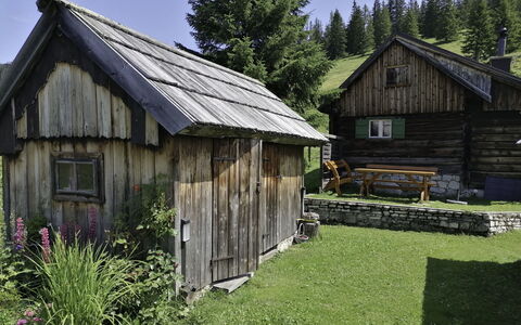 Schneehitzalmhütte: Furniture, Interior Design, Flooring, Ceiling, Floor, Chair, Room, Lighting, Table, Kitchen & Dining Room Table