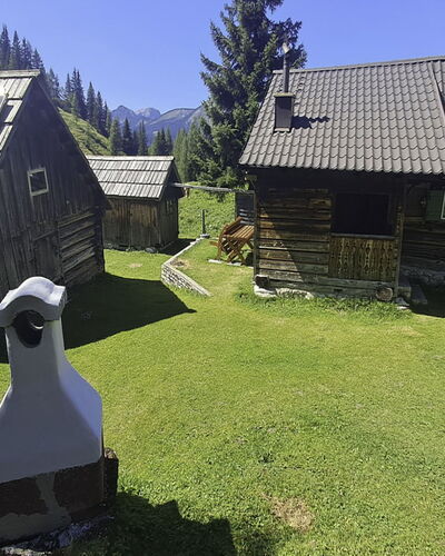 Schneehitzalmhütte: Furniture, Interior Design, Flooring, Ceiling, Floor, Chair, Room, Lighting, Table, Kitchen & Dining Room Table