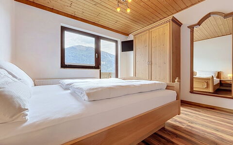 Gästehaus Kurz: Flooring, Bedroom, Bedding, Bed, Bed Frame, Linens, Bed Sheet, Hardwood, Mattress, Wood Flooring