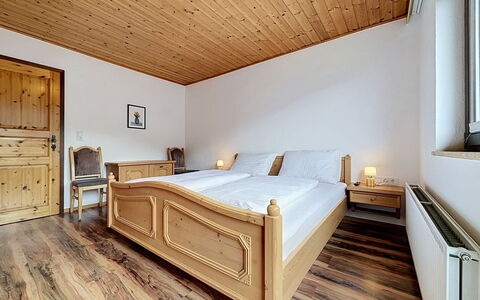 Gästehaus Kurz: Flooring, Bedroom, Bedding, Bed, Bed Frame, Linens, Bed Sheet, Hardwood, Mattress, Wood Flooring