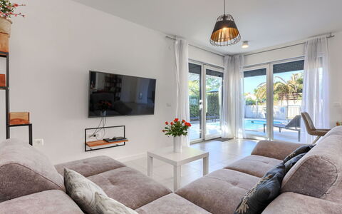 Flavia: Flooring, Bedroom, Bedding, Bed, Bed Frame, Linens, Bed Sheet, Hardwood, Mattress, Wood Flooring