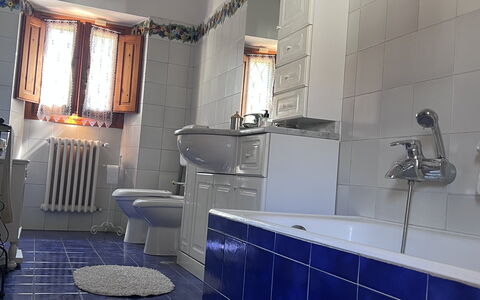 Villa Il Parco: Plumbing Fixture, Bathroom, Flooring, Interior Design, Sink, Floor, Tap, Tile, Bathroom Sink, Plumbing