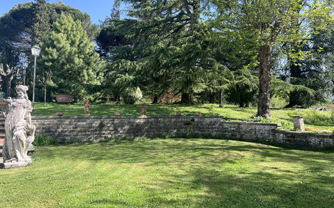 Villa Il Parco: Tree, Grass, Leaf, Shrub, Garden, Lawn, Groundcover, Trunk, Park