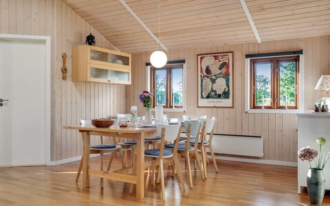 Torsten: Flooring, Bedroom, Bedding, Bed, Bed Frame, Linens, Bed Sheet, Hardwood, Mattress, Wood Flooring