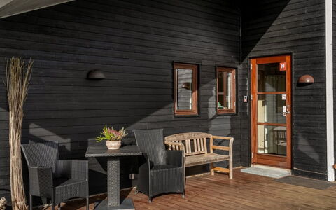 Torsten: Flooring, Bedroom, Bedding, Bed, Bed Frame, Linens, Bed Sheet, Hardwood, Mattress, Wood Flooring