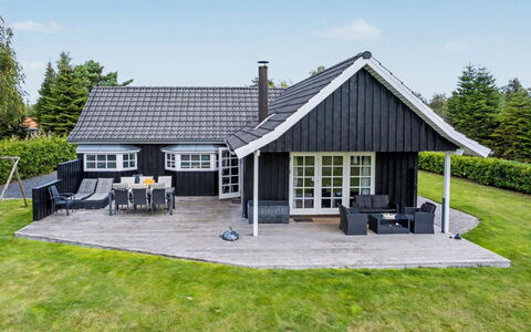Erikgine - 900M from the Sea: Flooring, Bedroom, Bedding, Bed, Bed Frame, Linens, Bed Sheet, Hardwood, Mattress, Wood Flooring