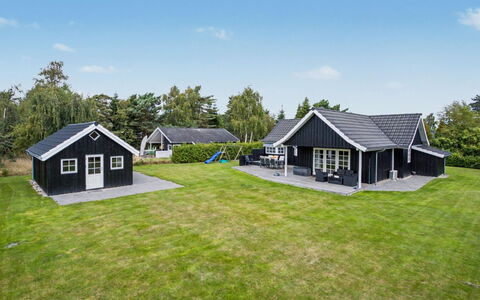 Erikgine - 900M from the Sea: Flooring, Bedroom, Bedding, Bed, Bed Frame, Linens, Bed Sheet, Hardwood, Mattress, Wood Flooring