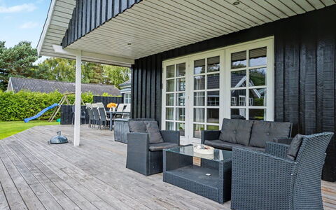 Erikgine - 900M from the Sea: Flooring, Bedroom, Bedding, Bed, Bed Frame, Linens, Bed Sheet, Hardwood, Mattress, Wood Flooring