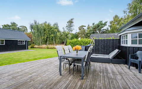 Erikgine - 900M from the Sea: Flooring, Bedroom, Bedding, Bed, Bed Frame, Linens, Bed Sheet, Hardwood, Mattress, Wood Flooring
