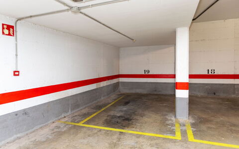 Montserrada: Flooring, Bedroom, Bedding, Bed, Bed Frame, Linens, Bed Sheet, Hardwood, Mattress, Wood Flooring
