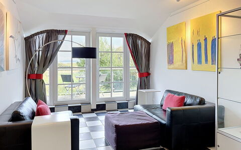 Moderne Zeiten: Furniture, Interior Design, Flooring, Floor, Couch, Living Room, Apartment, Ceiling, Room, Home