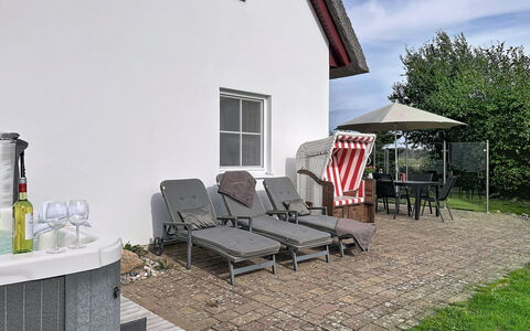 Moderne Zeiten: Furniture, Outdoor Furniture, Chair, House, Home, Roof, Garden, Outdoor Table, Cottage, Lawn