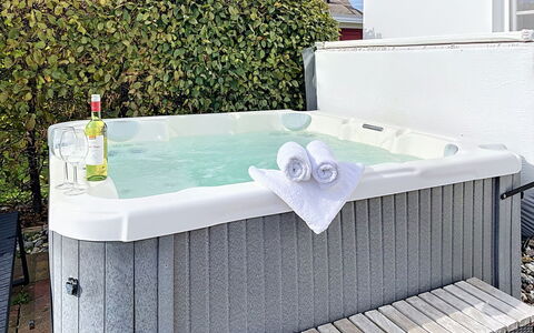 Moderne Zeiten: Bathtub, Plumbing Fixture, Jacuzzi, Houseplant, Plumbing, Swimming Pool, Flowerpot, Backyard, Deck