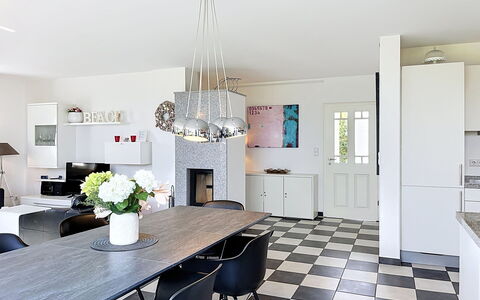 Moderne Zeiten: Furniture, Interior Design, Flooring, Light Fixture, Floor, Ceiling, Chair, Lighting, Kitchen, Chandelier