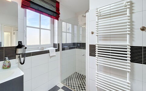 Moderne Zeiten: Plumbing Fixture, Flooring, Interior Design, Bathroom, Floor, Tap, Plumbing, Sink, Tile, Ceiling
