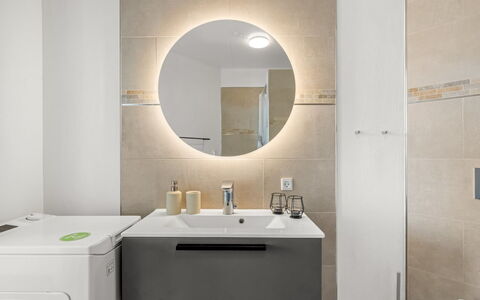Tarm 689: Flooring, Plumbing Fixture, Floor, Interior Design, Bathroom Cabinet, Sink, Bathroom Sink, Cabinetry, Tap, Bathroom