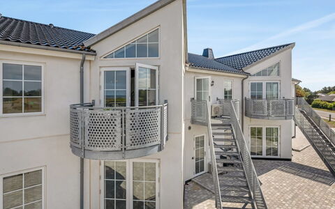 Tarm 689: Home, Door, Stairs, Balcony, Estate, Handrail, Sash Window, Porch, Driveway, Siding