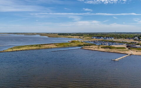 Tarm 689: Water Resources, Water, Body Of Water, Coast, Waterway, Coastal And Oceanic Landforms, Natural Landscape, Bank, Horizon, Channel