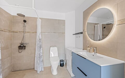 Apsolon - 50M to the Fjord: Flooring, Floor, Plumbing Fixture, Interior Design, Bathroom Cabinet, Bathroom, Plumbing, Mirror, Sink, Tap