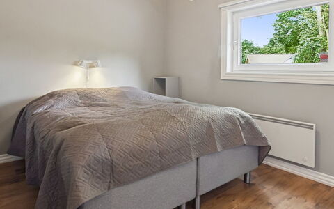 Elle: Bed, Bedroom, Wood, Bedding, Bed Sheet, Ceiling, Interior Design, Flooring, Floor, Bed Frame