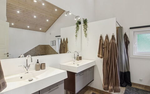 Elle: Interior Design, Flooring, Wall, Floor, Ceiling, Wood, Plumbing Fixture, Bathroom Cabinet, Sink, Light Fixture