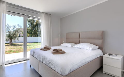 Level 4: Bed, Bedroom, Furniture, Bed Sheet, Bedding, Interior Design, Flooring, Floor, Bed Frame, Linens