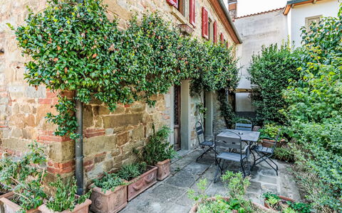 Podere degli Ulivi: Swimming Pool, Outdoor Furniture, Garden, Furniture, Resort, Shade, Eco Hotel, Backyard, Leisure, Chair