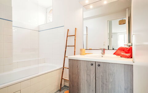 L'Emerillon: Flooring, Interior Design, Floor, Bathroom, Plumbing Fixture, Plumbing, Bathtub, Tile, Tap, Bathroom Cabinet