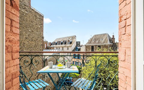 L'Emerillon: Apartment, Door, Chair, Balcony, Bicycle, Houseplant