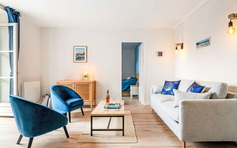 L'Emerillon: Furniture, Interior Design, Flooring, Couch, Floor, Wall, Living Room, Wood, Room, Home