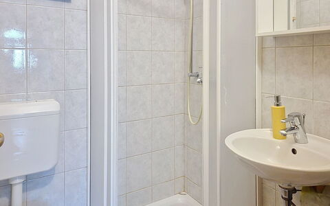 Pod Meloni: Bathroom Sink, Bathroom, Plumbing Fixture, Wall, Sink, Flooring, Interior Design, Floor, Tap, Plumbing