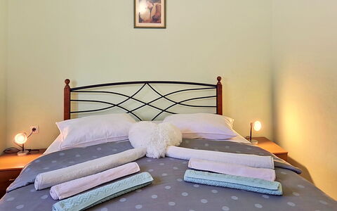 Pod Meloni: Bed, Bedding, Furniture, Bedroom, Bed Sheet, Interior Design, Wall, Wood, Floor, Linens
