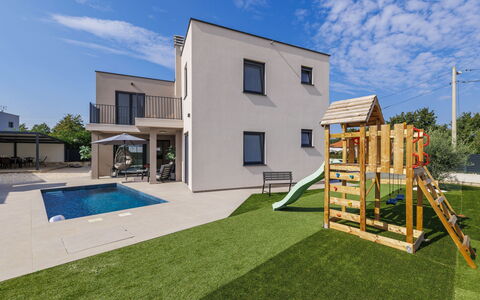 Veronica: Land Lot, Garden, Lawn, Landscaping, Shade, Yard, Artificial Turf, Backyard, Estate, Courtyard
