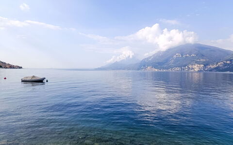 Casa al Lago: Sky, Blue, Water, Mountainous Landforms, Body Of Water, Water Resources, Mountain, Horizon, Cloud, Coastal And Oceanic Landforms