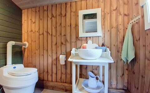 Porsmyr: Wood, Toilet Seat, Bathroom, Flooring, Plumbing Fixture, Interior Design, Toilet, Floor, Plumbing, Room