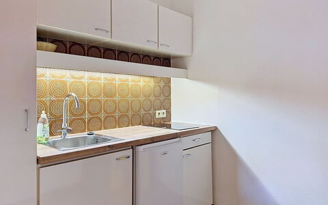 Sankt Ulrich am Pillersee 648: Kitchen, Countertop, Kitchen Appliance, Major Appliance, Wood, Interior Design, Kitchen Sink, Flooring, Cabinetry, Floor