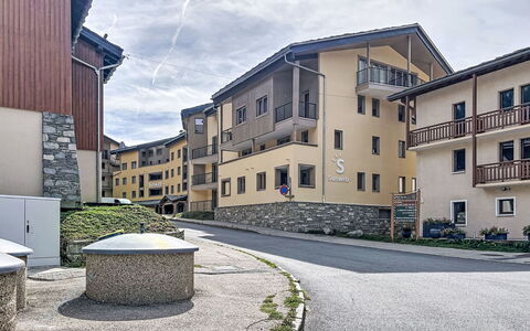 Terrasses de Termignon: Apartment, Resort, Swimming Pool, Condominium, Balcony, Hotel, Eco Hotel, Villa, Houseplant