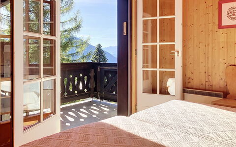 Chalet Perry: Wood, Interior Design, Furniture, Room, Floor, Flooring, Ceiling, Hardwood, Picture Frame, Wood Stain