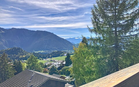 Chalet Perry: Sky, Mountainous Landforms, Mountain, Hill, Highland, Hill Station, Mountain Range, Landscape, Larch, Ridge