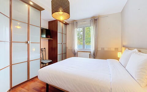 La Lilla, à 15 Min de Pornic: Interior Design, Apartment, Wood Stain, Hardwood, Bed, Bedroom, Bedding, Hotel, Bed Sheet, Lamp
