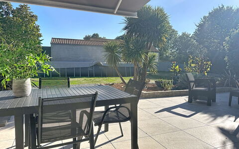 La Lilla, à 15 Min de Pornic: Furniture, Outdoor Furniture, Chair, Shade, Outdoor Table, Kitchen & Dining Room Table, Patio, Garden, Outdoor Structure, Courtyard