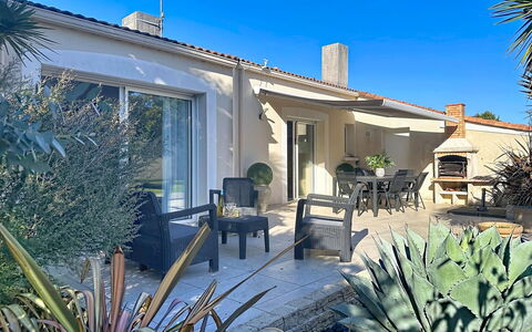 La Lilla, à 15 Min de Pornic: Home, Garden, Flowerpot, Landscaping, Shade, Houseplant, Chair, Estate, Backyard